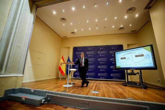 El ministro de Inclusión, Seguridad Social y Migraciones, José Luis Escrivá, interviene en una rueda de prensa en la sede ministerial, a 21 de abril de 2022, en Madrid (España). 