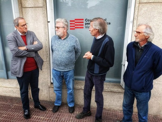 El expresidente de la Generalitat Quim Torra junto a los activistas que han iniciado una huelga de hambre en defensa del catalán en la escuela.