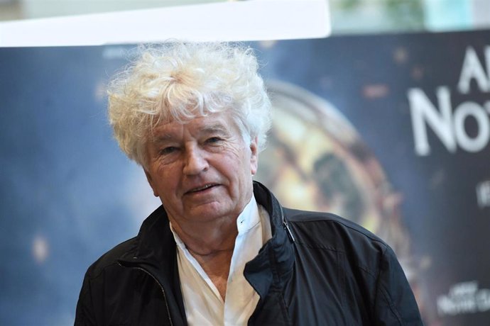 El cineasta Jean Jacques Annaud posa en un photocall durante la presentación del film Arde Notre Dame 