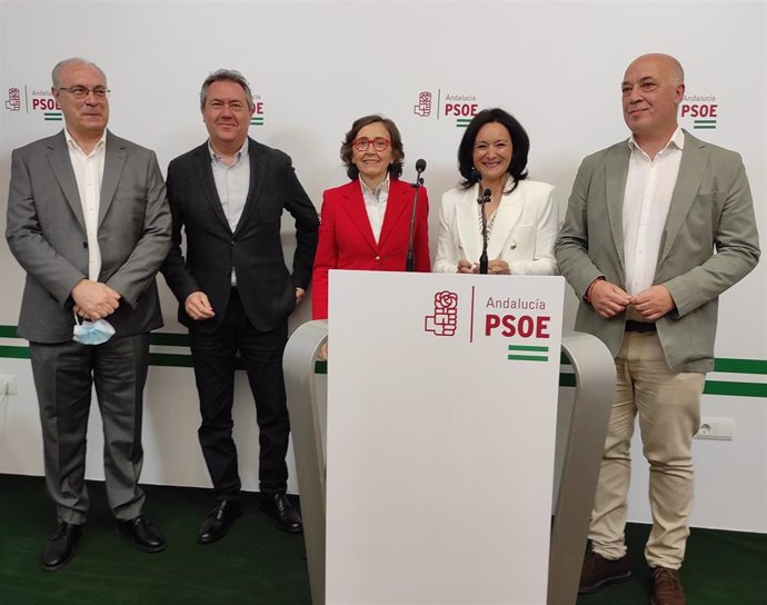 Rosa Aguilar (cenrtro), entre Juan Espadas, Rafi Crespín, Juan Pablo Durán y Antonio Ruiz, en la sede del PSOE de Córdoba.