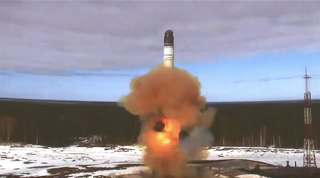 Un misil balístico intercontinental RS-28 Sarmat ha sido lanzado durante una prueba en el cosmódromo de Plesetsk. 20 de abril de 2022. Mirny, Rusia.