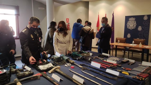 Material incautado en la detención de cuatro miembros de una organización criminal dedicada a hacer robos mediante butrones.