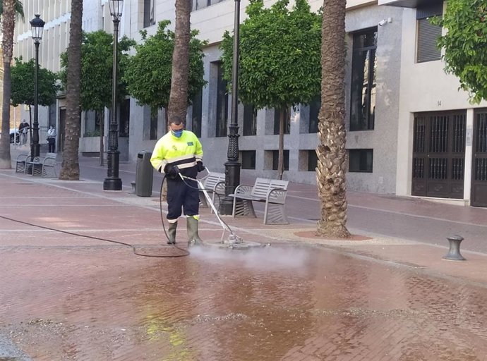 Limpieza de la cera de las procesiones de Semana Santa en el Paseo Santa Fe de Huelva.