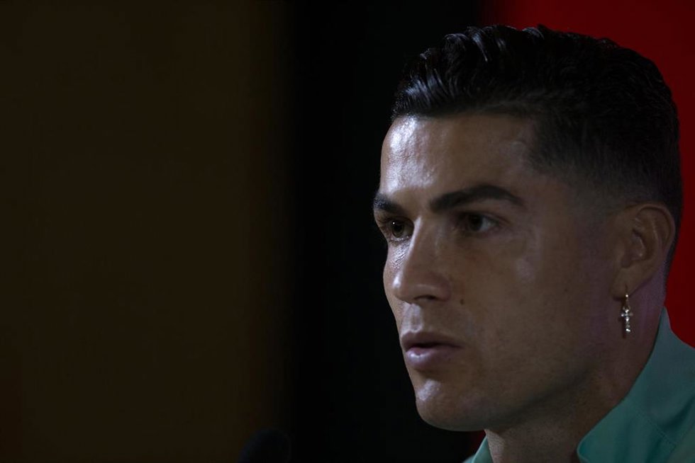 El delantero portugués Cristiano Ronaldo atiende a los medios de comunciación durante una concentración con su selección.