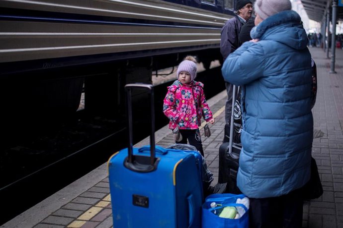 Archivo - Una familia ucraniana huyendo de la guerra.