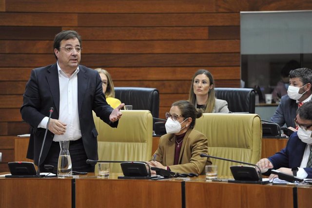 Fernandez Vara responde desde su escaño en la Asamblea de Extremadura.
