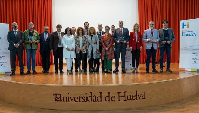 El salón de actos de la Facultad de Derecho de la Universidad de Huelva ha acogido este jueves la entrega de premios a la Innovación en la Provincia de Huelva que entregan Huelva Información y la Diputación.