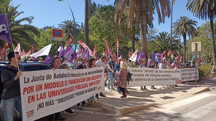 CCOO se concentra para protestar contra la "clara intención" de la Junta de "fomentar la privatización" de universidades.