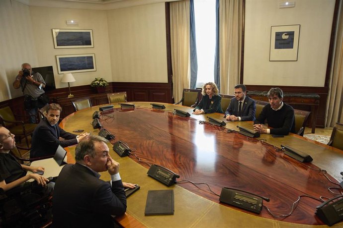 Imagen (i-d), del secretario de Estado de Agenda 2030, Enrique Santiago; el portavoz de Unidas Podemos, Pablo Echenique y el presidente del grupo confederal , Jaume Asens y  el presidente catalán, Pere Aragons (c), durante una reunión en el Congreso. 