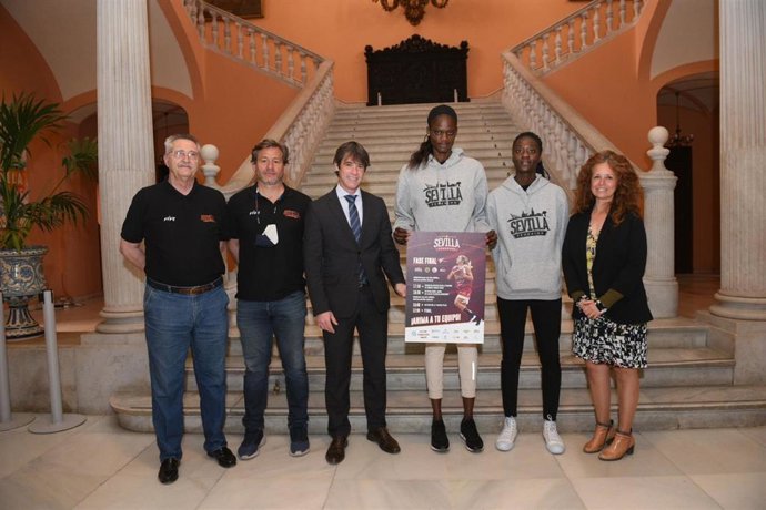 Guevara, en la presentación, en el Ayuntamiento, de la fase final de la Liga N1 Femenina de Baloncesto.