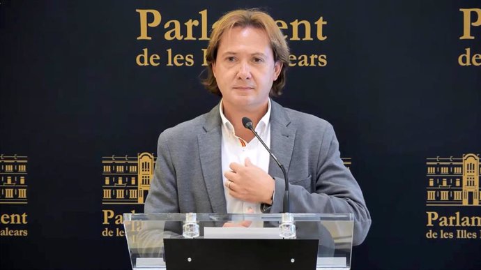 El portavoz parlamentario de Vox, Jorge Campos, en una rueda de prensa en la Cámara autonómica.