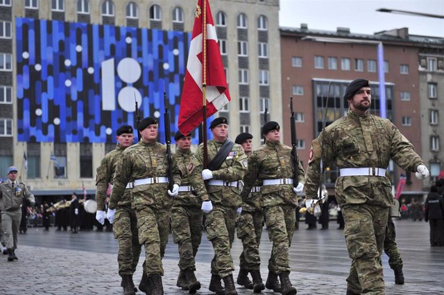 Soldados daneses participan en el desfile militar por la independencia de Estonia.