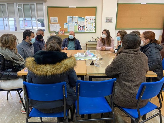 Reunión de Daniel González Rojas, portavoz de Adelante Sevilla, con representantes sindicales.