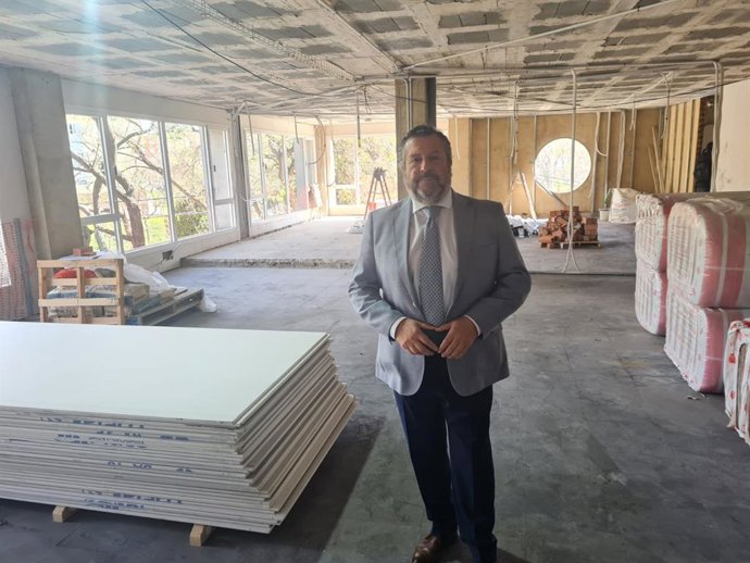 El delegado de Regeneración, Justicia y Administración Local de la Junta en Huelva, Alfredo Martín, en su visita a las obras.
