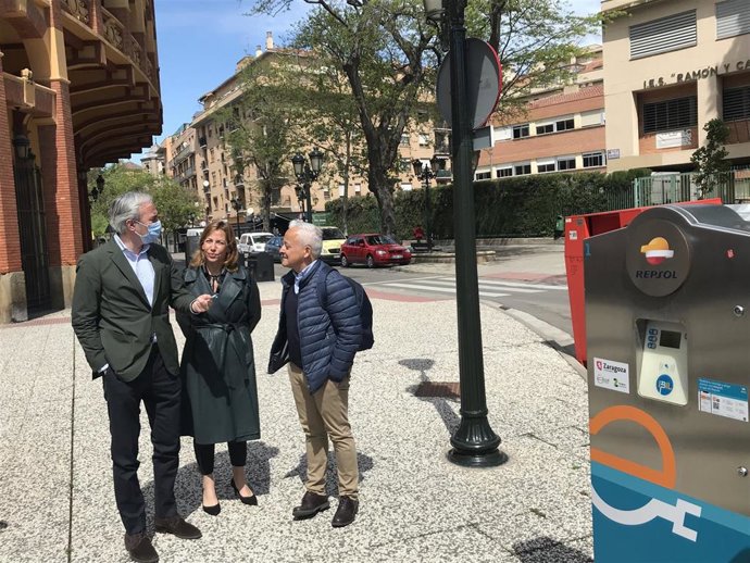 El alcalde de Zaragoza, Jorge Azcón, y la consejera municipal de Servicios Públicos y Movilidad, Natalia Chueca, delante de uno de los puntos de recarga para vehículos eléctricos