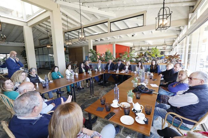 La alcaldesa de Marbella (Málaga), Ángeles Muñoz, se reúne con la Plataforma de Espigones Emergidos.