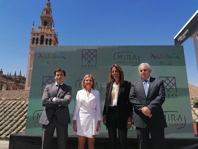 La delegada territorial de Turismo en Sevilla, Rosa Hernández, segunda por la derecha, en la presentación de 'Mira Andalucía', en el Hotel Doña María, en Sevilla.