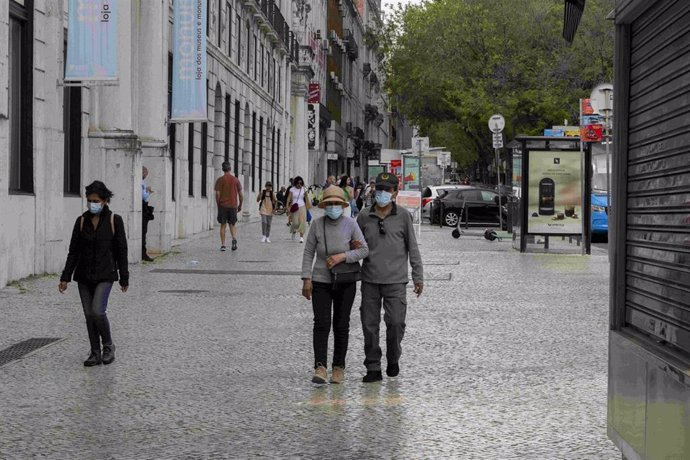 Personas con mascarilla en Lisboa