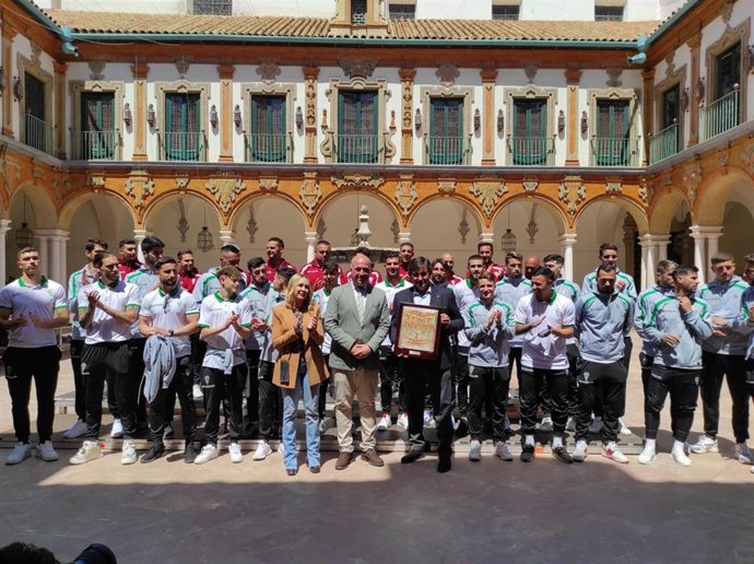 El presidente de la Diputación de Córdoba, Antonio Ruiz (centro), recibe al Córdoba CF tras su ascenso a Primera División RFEF.