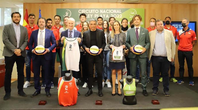 Presentación de la edición 2022 del Circuito Nacional de Vóley Playa, con el presidente de la RFEVB, Agustín Martín Santos, y el director general de Deportes del CSD, Albert Soler.