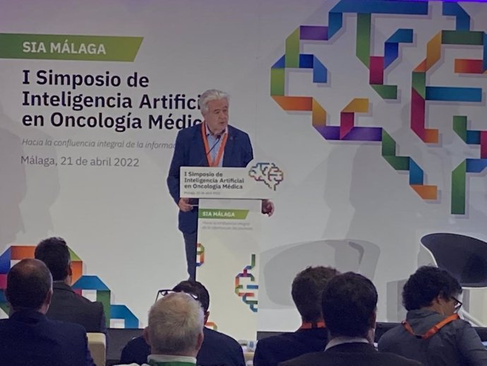 Emilio Alba durante la inauguración este jueves del I Simposio de Inteligencia Artificial en Oncología Médica.