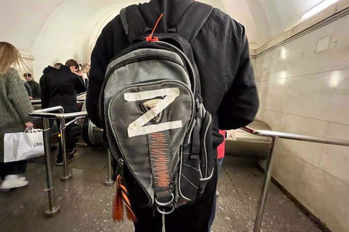 Archivo - FILED - 18 March 2022, Russia, Moscow: A man carrying a backpack with the letter Z strolls through Moscow subway station. The Lithuanian parliament banned the use of the letter Z as it is often used to show support for Moscow's war on Ukraine 