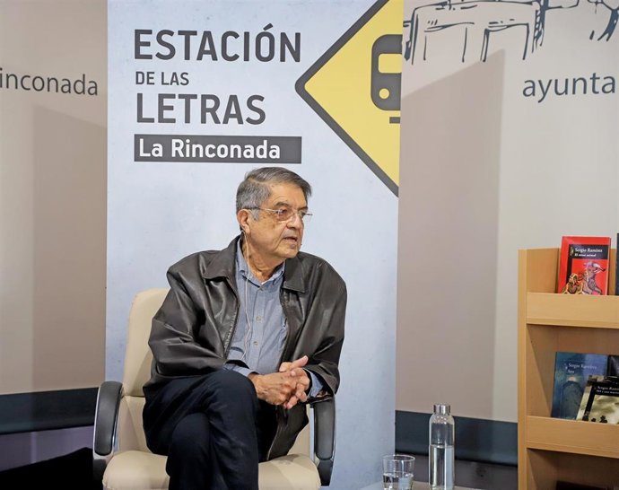 El escritor nicaragüense Sergio Ramírez, en la 'Estación de las Letras' de La Rinconada.