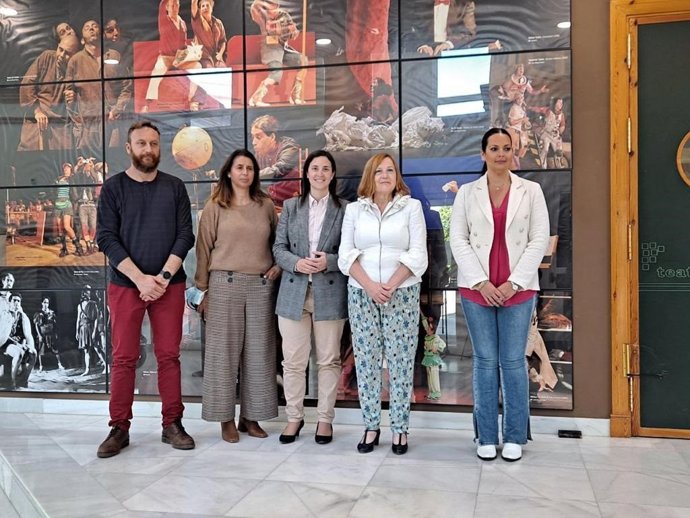 La delegada de Cultura y Patrimonio Histórico, Cristina Casanueva (centro).