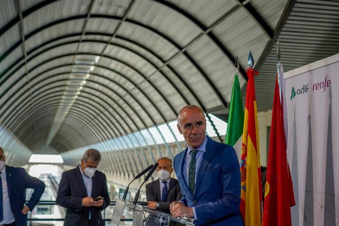 El alcalde de Sevilla, Antonio Muñoz, durante su intervención en el acto que conmemora el primer viaje del AVE en España, que entró en servicio comercial el 21 de abril de 1992 a 21 de abril del 2022 en Sevilla (Andalucía, España)