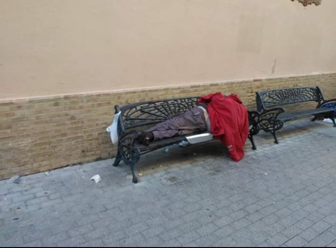 Archivo - Persona sin hogar