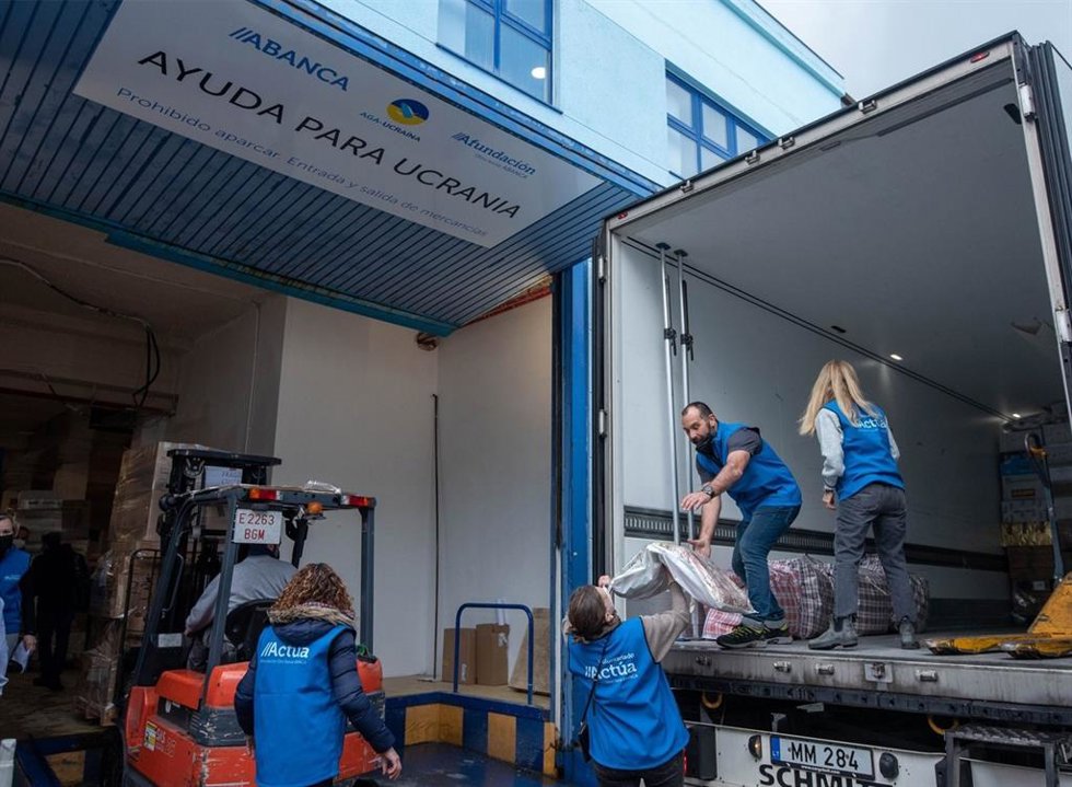 Personas voluntarias colaboran en la carga del camión que partió de la nave del Polígono de Pocomaco, en A Coruña, con el material de ayuda a Ucrania