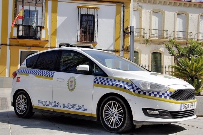 Archivo - Coche patrulla de la Policía Local de Alcalá