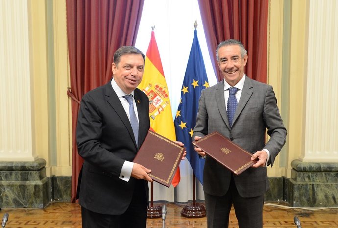 El ministre d'Agricultura, Pesca i Alimentació, Luis Planas, i el director general de Negoci de CaixaBank, Juan Antonio Alcaraz