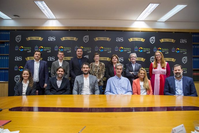 El presidente de la FEB, Jorge Garbajosa, y el resto de miembros del Comité de Elección de la segunda promoción del Salón de la Fama del baloncesto español.