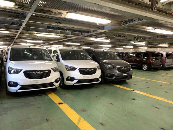Archivo - Vehículos preparados para exportación en la planta del Grupo Stellantis en Vigo (Opel/Peugeot)