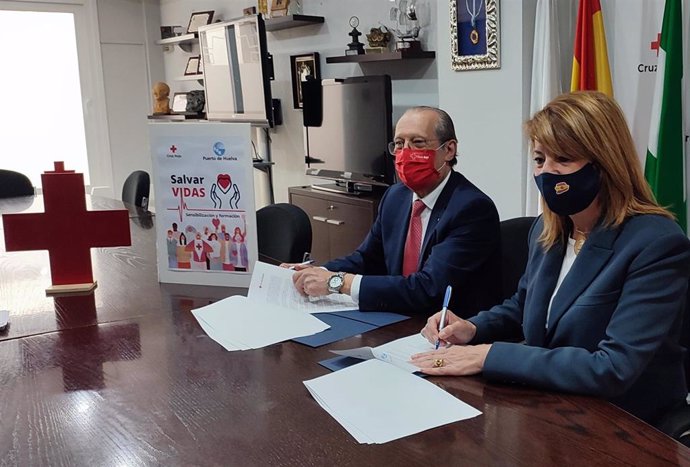 Firma del convenio entre la presidenta del Puerto de Huelva, Pilar Miranda, y el presidente provincial de Cruz Roja, Juan José Blanco.