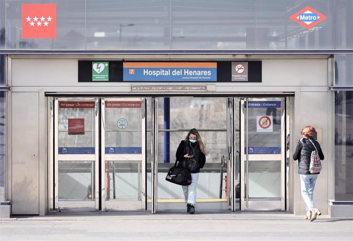 Archivo - Dos mujeres en la entrada de la estación de Metro de la línea 7, de Hospital del Henares