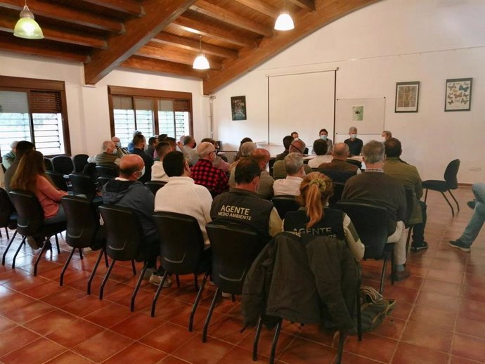 Reunión de la Junta de Andalucía con representantes de las sociedades de caza que gestionan la actividad cinegética en montes públicos de la provincia de Cádiz.