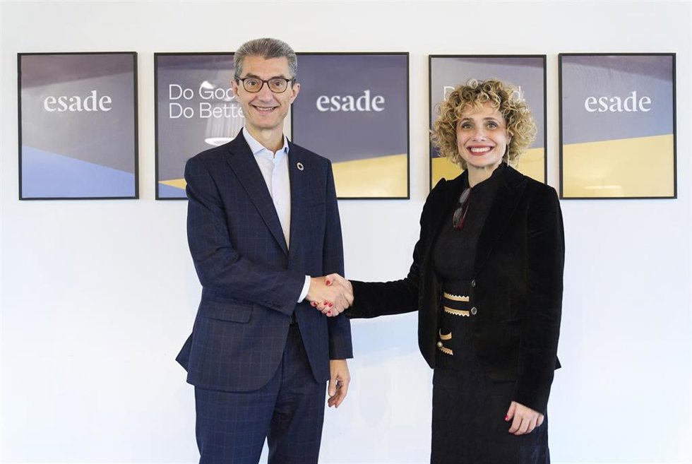 Archivo - El director de BASF, Carles Navarro y la directora de Institucional Development & Engagement en Esade, Olaya Garcia-Lancha, refuerzan su compromiso