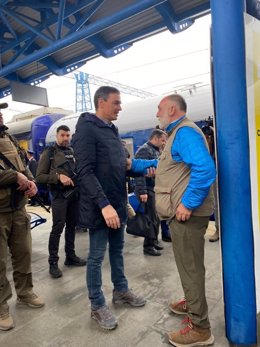 El presidente del Gobierno, Pedro Sánchez, saluda al chef José Andrés durante su visita a Kiev.
