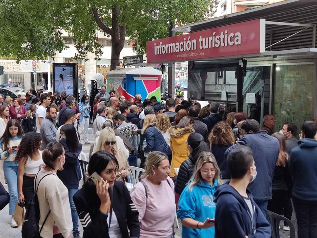 Colas en el punto de venta de sillas para el Entierro de la Sardina de la Gran Vía