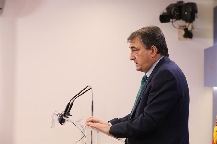 Archivo - El portavoz del PNV en el Congreso de los Diputados, Aitor Esteban, en una rueda de prensa anterior a una reunión de la Junta de Portavoces, en el Congreso de los Diputados, a 8 de marzo de 2022, en Madrid 