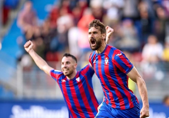 Fernando Llorente celebra un gol con el Eibar