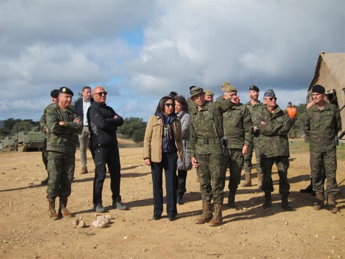 Archivo - Margarita Robles en el campo de maniobras de la BRI X, en una imagen de archivo.