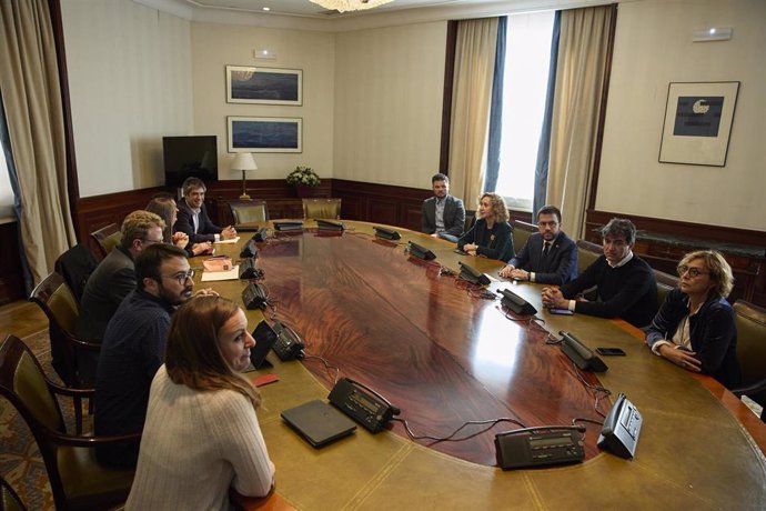 Reunión en el Congreso de partidos independentistas con Pere Aragonrs