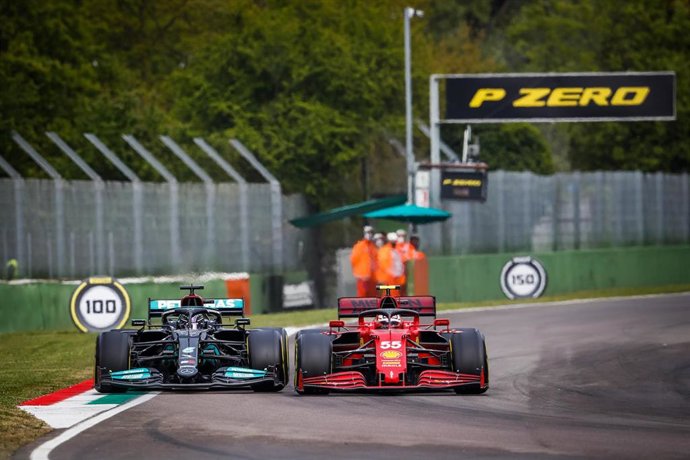 Archivo - Carlos Sainz y Lewis Hamilton durante el Gran Premio de la Emilia-Romaña 2021