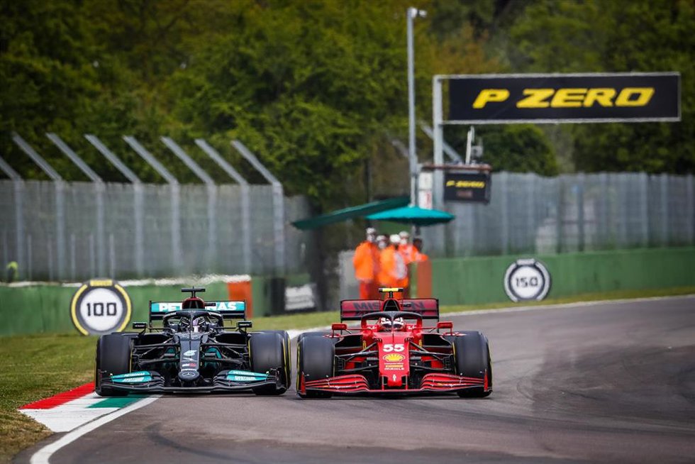 Archivo - Carlos Sainz y Lewis Hamilton durante el Gran Premio de la Emilia-Romaña 2021