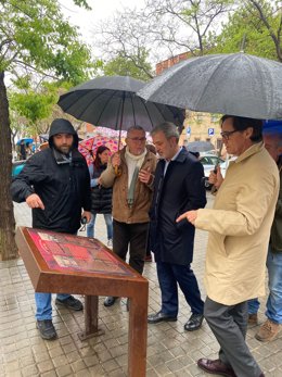 El primer secretari del PSC, Salvador Illa, i el primer tinent d'alcalde de Barcelona, Jaume Collboni, en una visita al barri barceloní de Trinitat Vella.