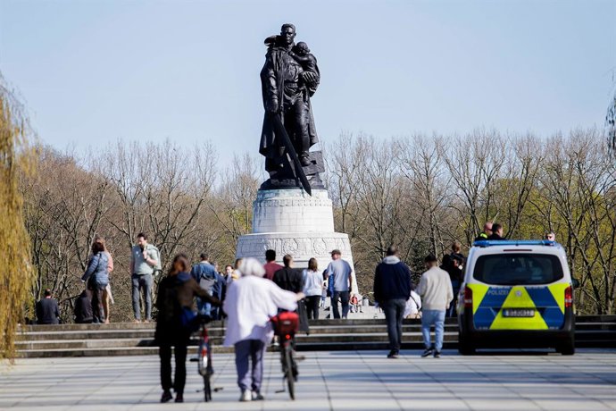 18 April 2022, Berlin: Passers-by at the Soviet Memorial in Berlin-Treptow. TheSoviet Warmemorial in Berlin's Treptower Parkhas been defaced for the second time in a month with slogans relating to the war inUkraine, local policesaid Monday. Photo: 