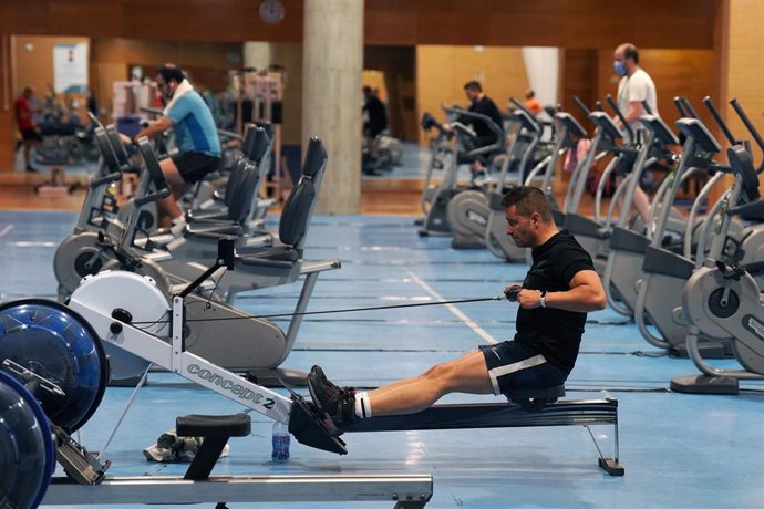 Varias personas practican deporte  en máquinas, el día en que ha entrado en vigor el decreto que pone fin al uso de la mascarilla en la mayoría de interiores, en un gimnasio, a 20 de abril de 2022, en Santiago de Compostela, A Coruña, Galicia (España). 